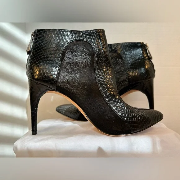 BCBG MAXAZRIA Pointed Toe Heel Ankle Boots AMAZING CONDITION! SEXY,HOLIDAY!HOT🤩 - Picture 2 of 16
